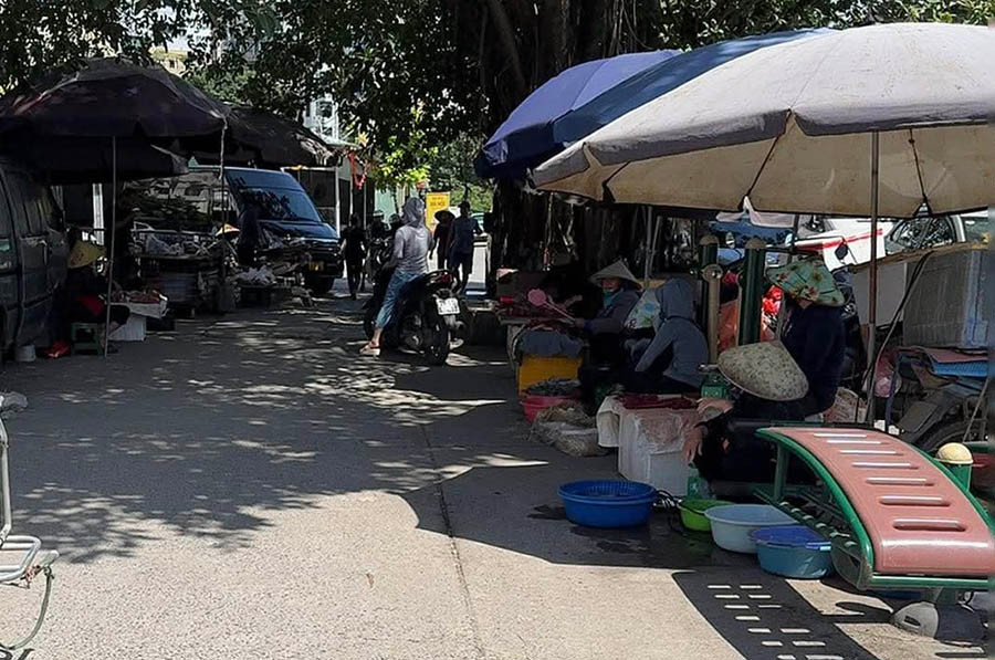 Hà Nội siết vỉa hè, lòng đường: Vi phạm lại “di cư” vào ngõ nhỏ