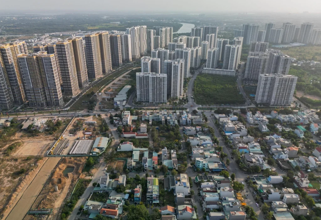 Chung cư TP.HCM tăng giá mạnh: Người mua chùn bước